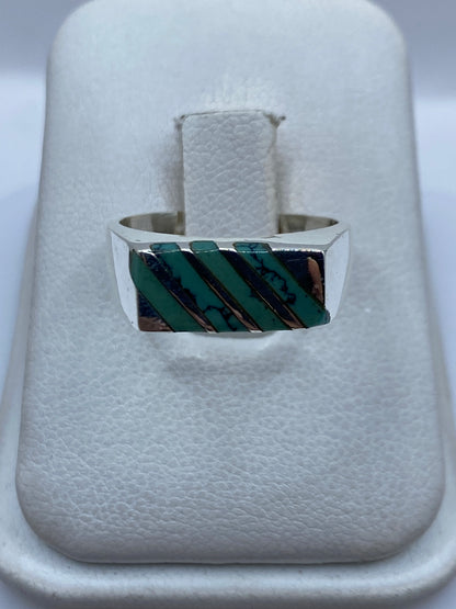 Anillo de plata .925 con turquesa azul cielo engastada, sobre fondo blanco