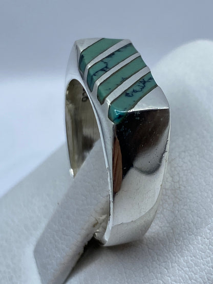 Anillo en la mano de una persona adulta, mostrando el color azul cielo de la turquesa