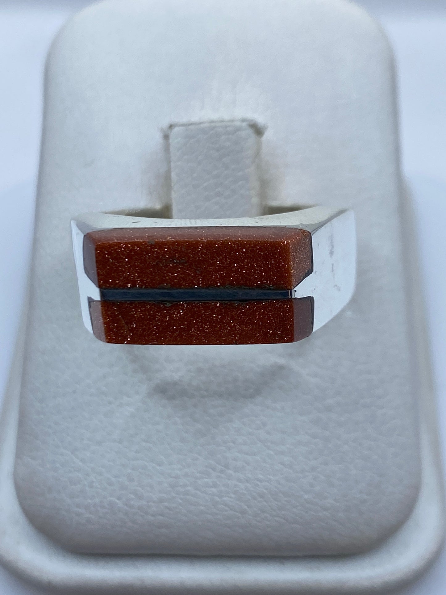 Anillo de plata .925 con piedra engastada a mano, talla 9, visto de frente en estuche blanco