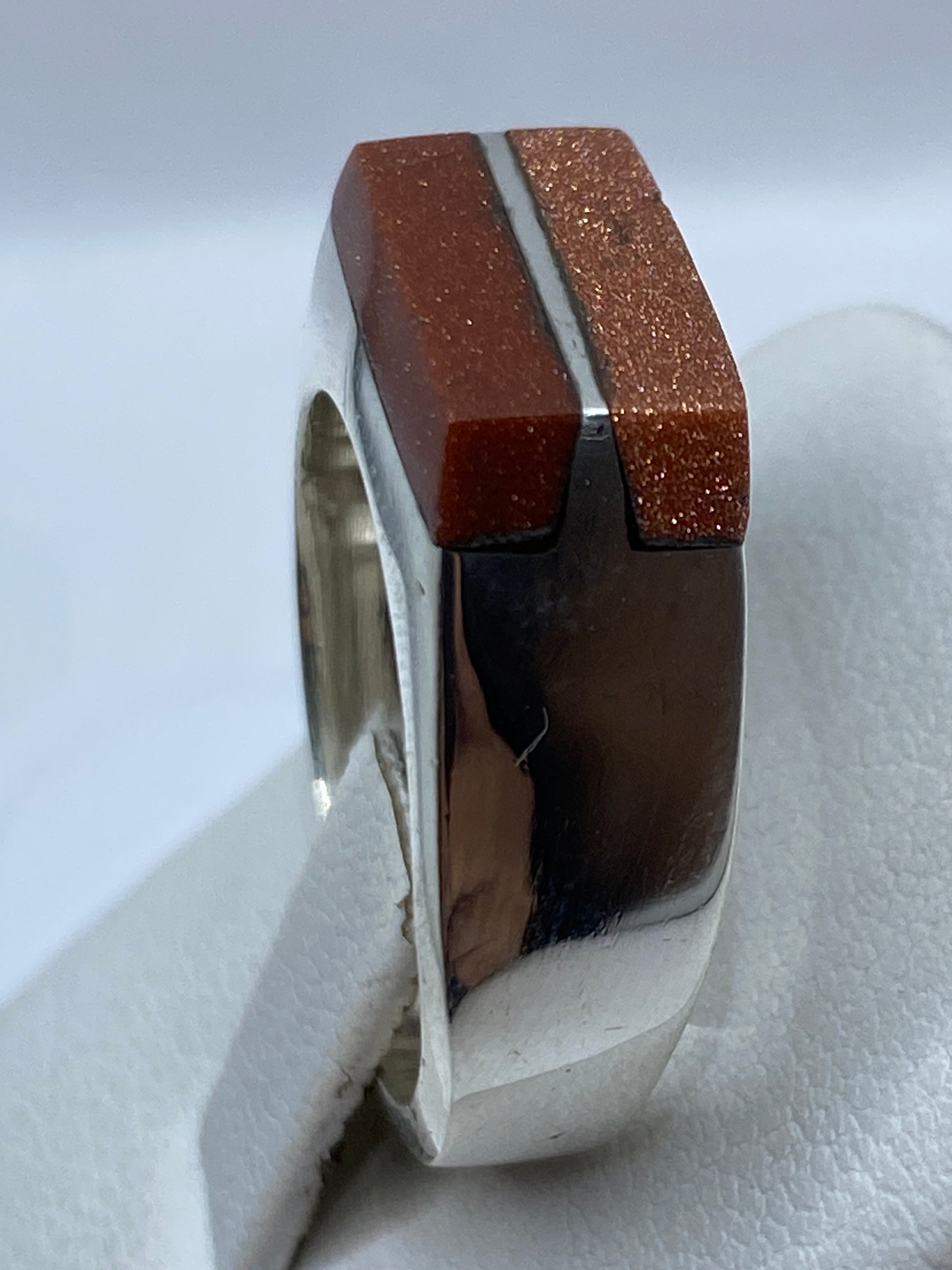 Anillo en dedo mostrando proporciones y brillo de la plata con piedra visible