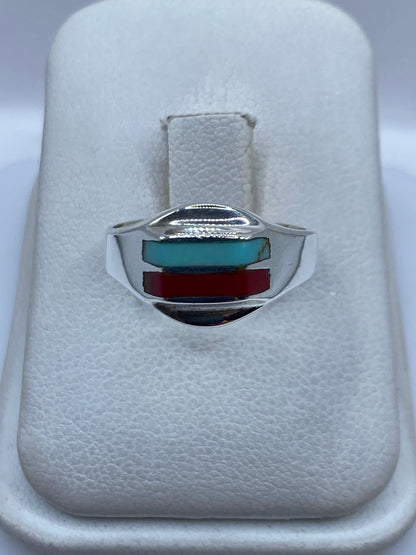 Anillo de plata .925 con turquesa azul cielo en mano, diseño minimalista engastado a mano