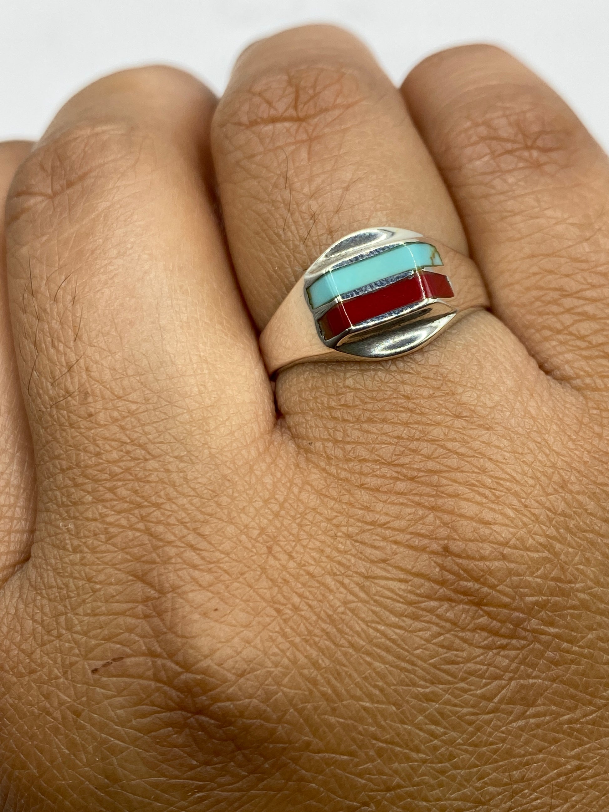 Anillo con Quinto .925 grabado, sobre fondo blanco mostrando autenticidad