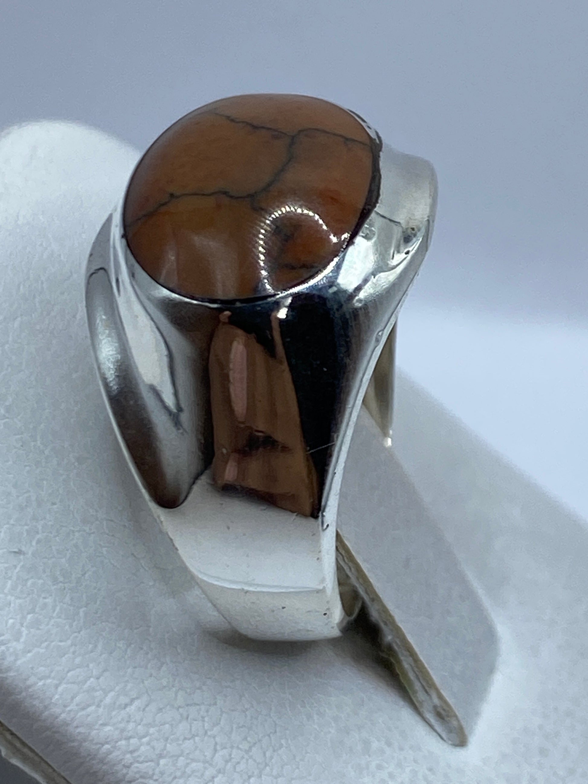 Anillo de plata en la mano, mostrando su peso y solidez