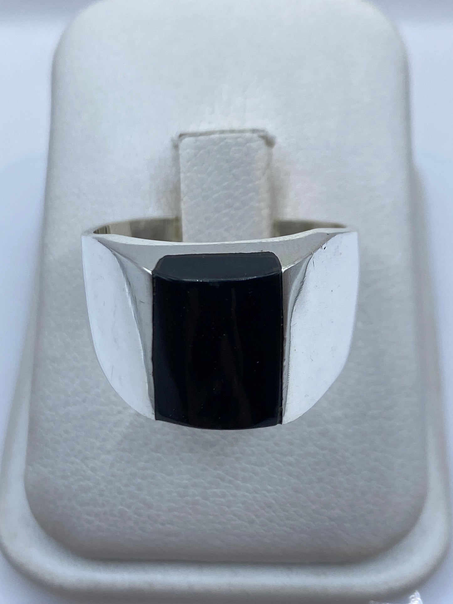 Anillo de plata .925 con ónix negro masivo, vista frontal en estuche blanco