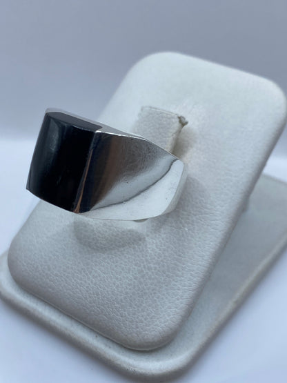 Detalle del engaste de ónix negro en plata de Taxco, anillo de talla 10