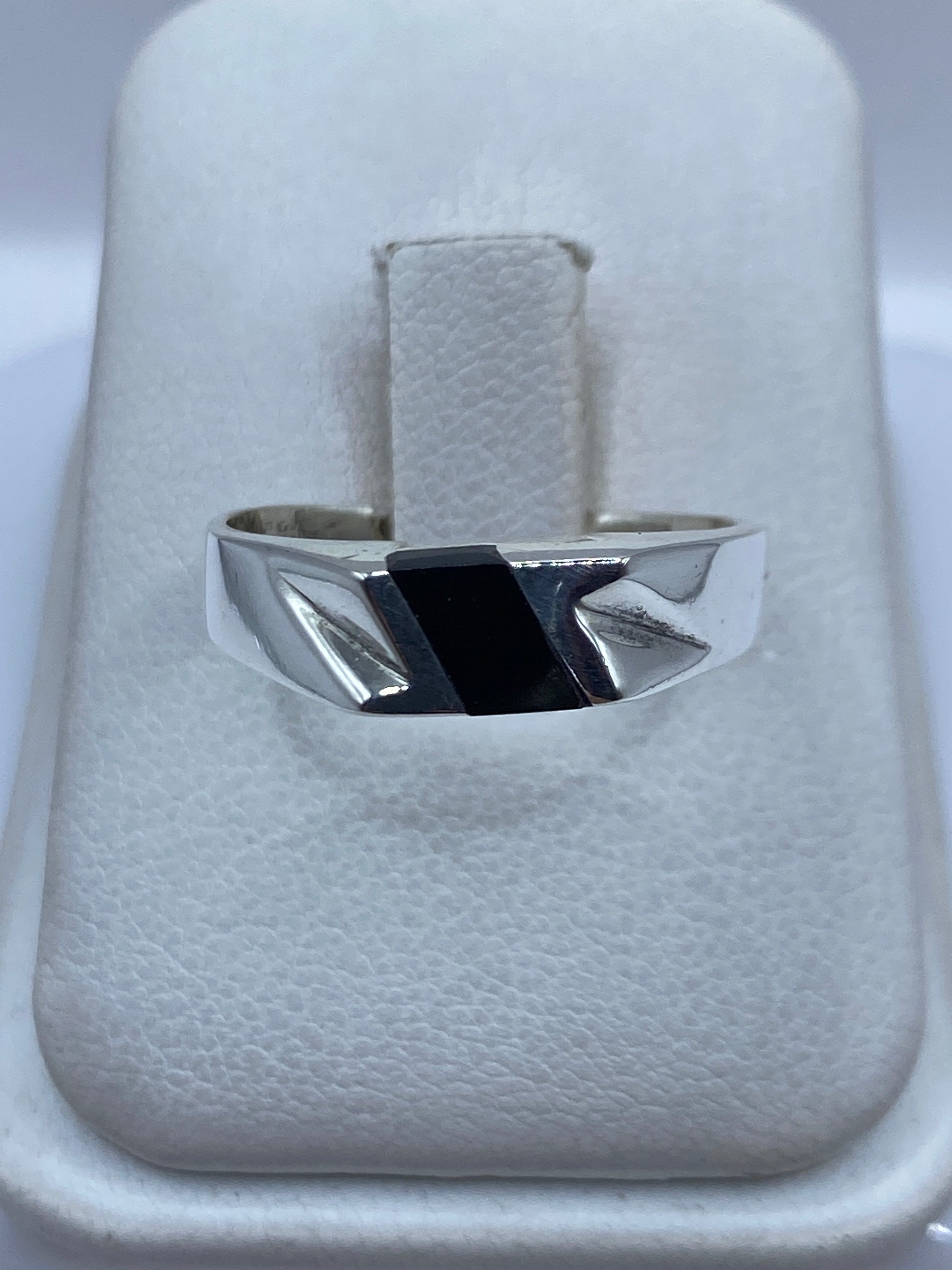 Anillo de plata .925 con ónix negro en caja de presentación blanca