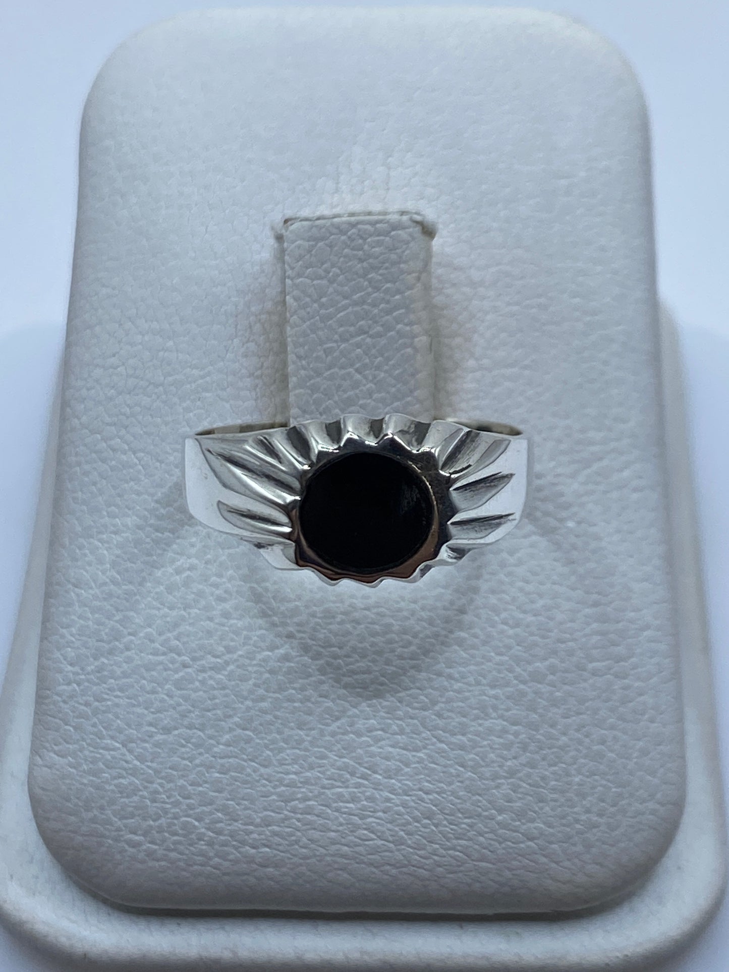 Anillo de plata .925 con ónix negro engastado en caja de presentación