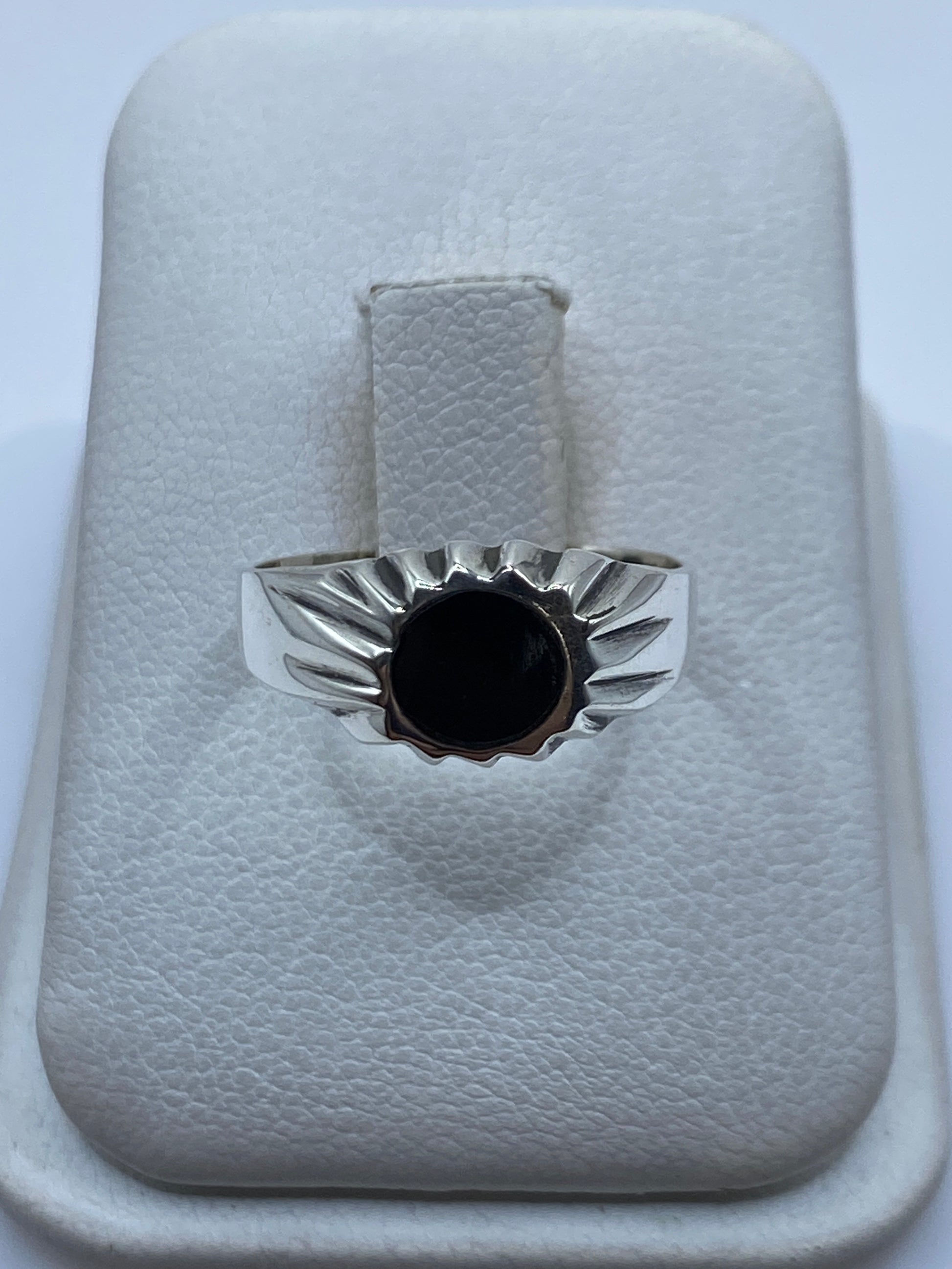 Anillo de plata .925 con ónix negro engastado en caja de presentación