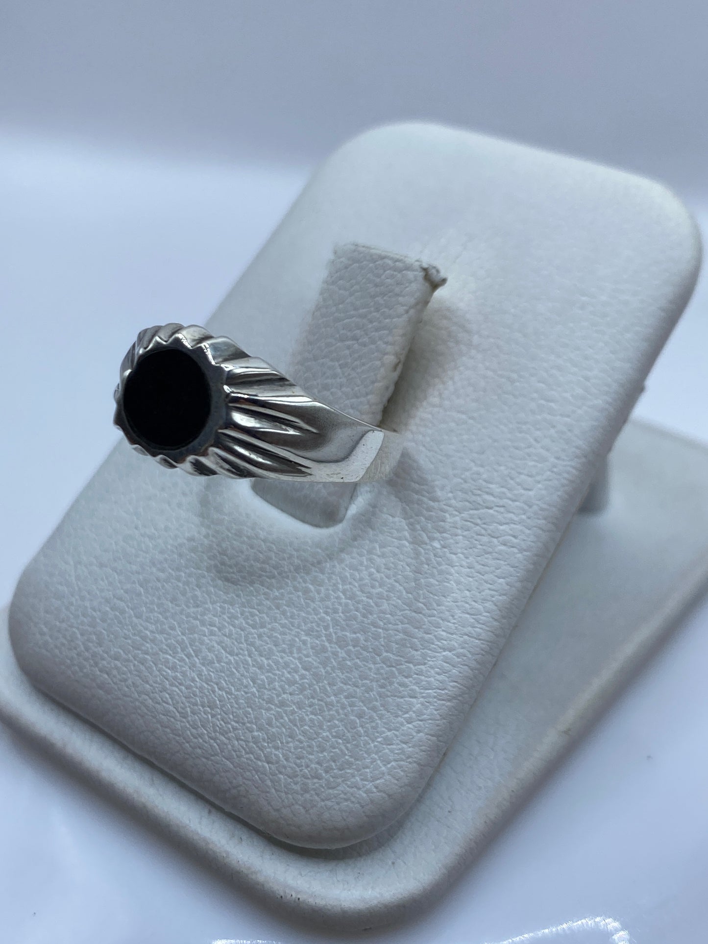 Anillo minimalista de plata y ónix negro llevado en dedo anular