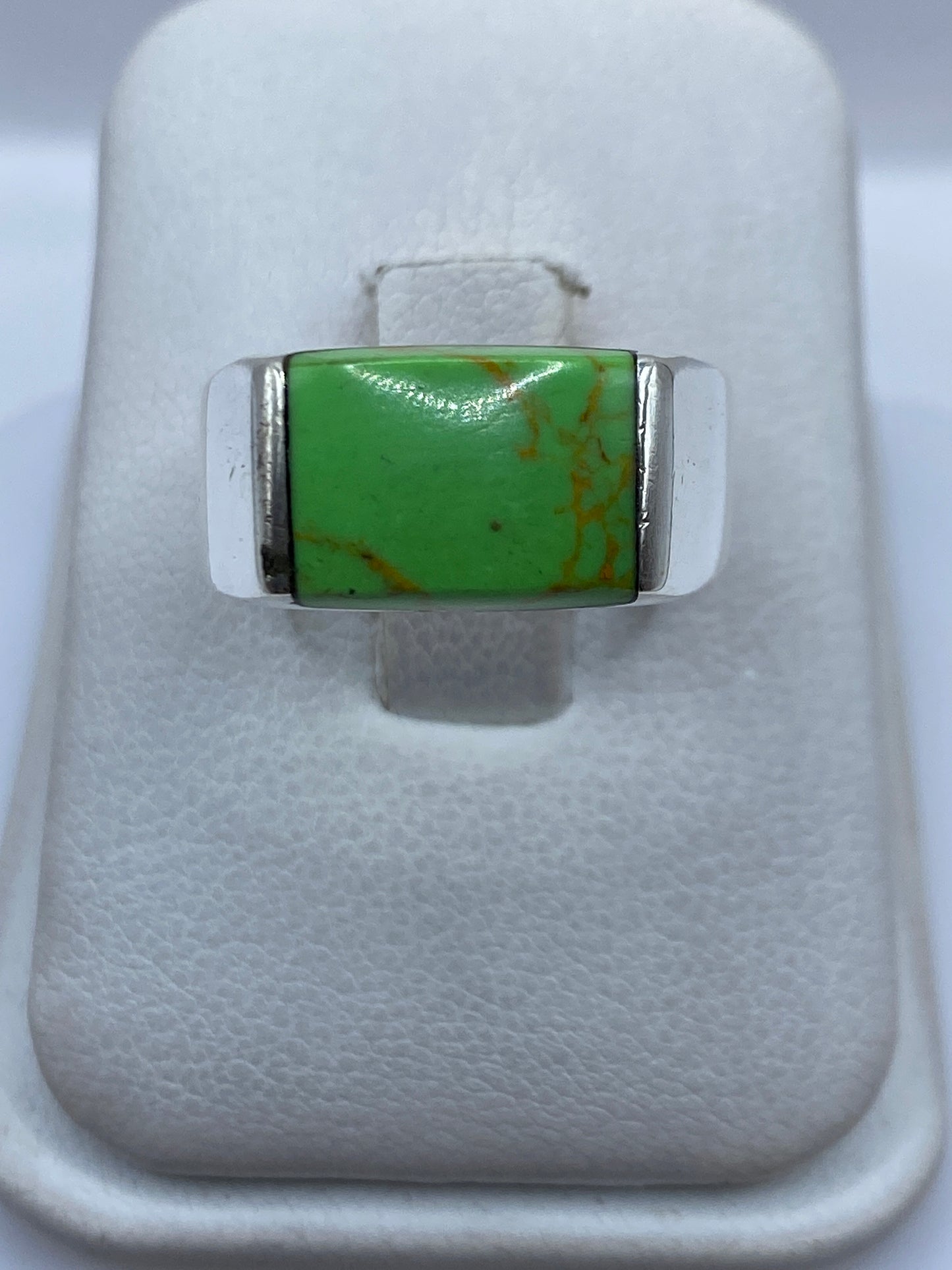 Anillo de plata .925 con piedra verde engastada, vista frontal sobre fondo blanco