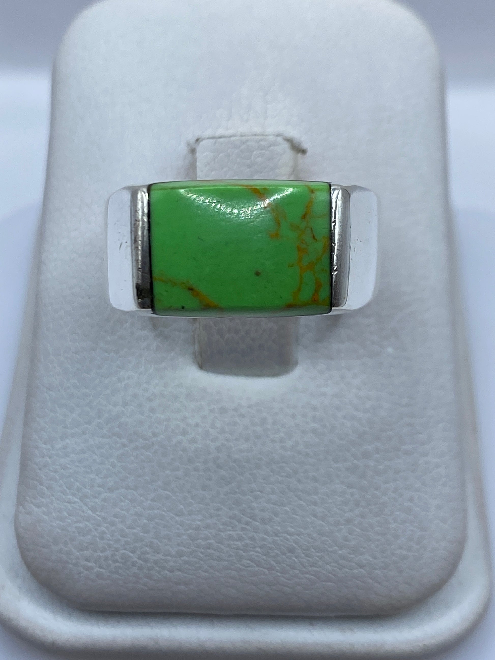 Anillo de plata .925 con piedra verde engastada, vista frontal sobre fondo blanco