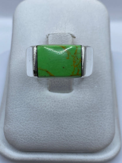 Anillo de plata .925 con piedra verde engastada, vista frontal sobre fondo blanco