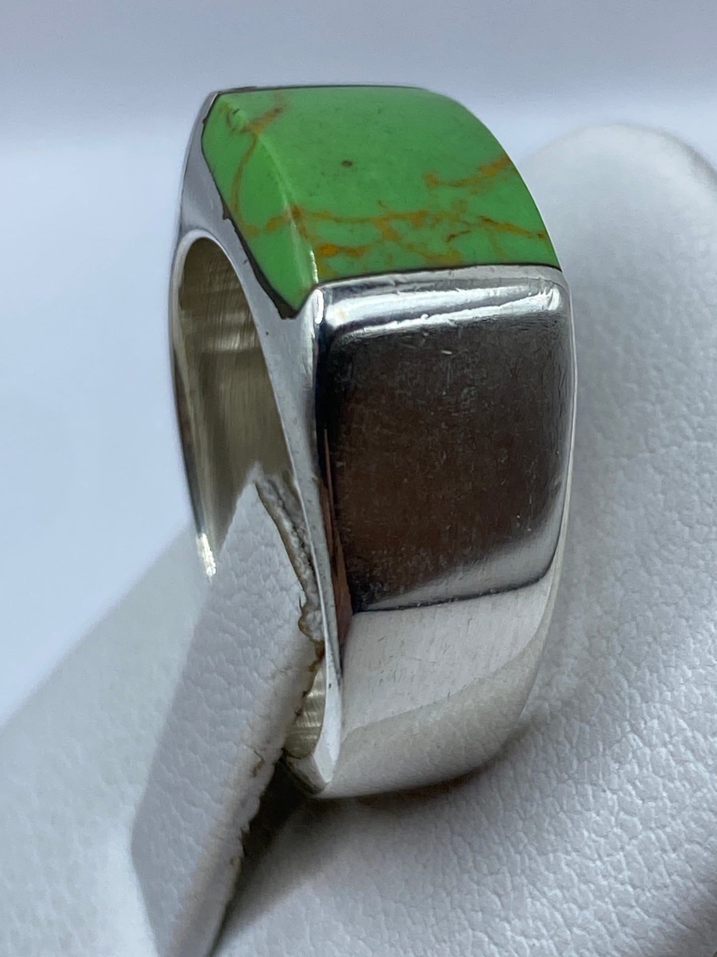 Anillo en la mano mostrando el diseño sólido y la proporción de la piedra