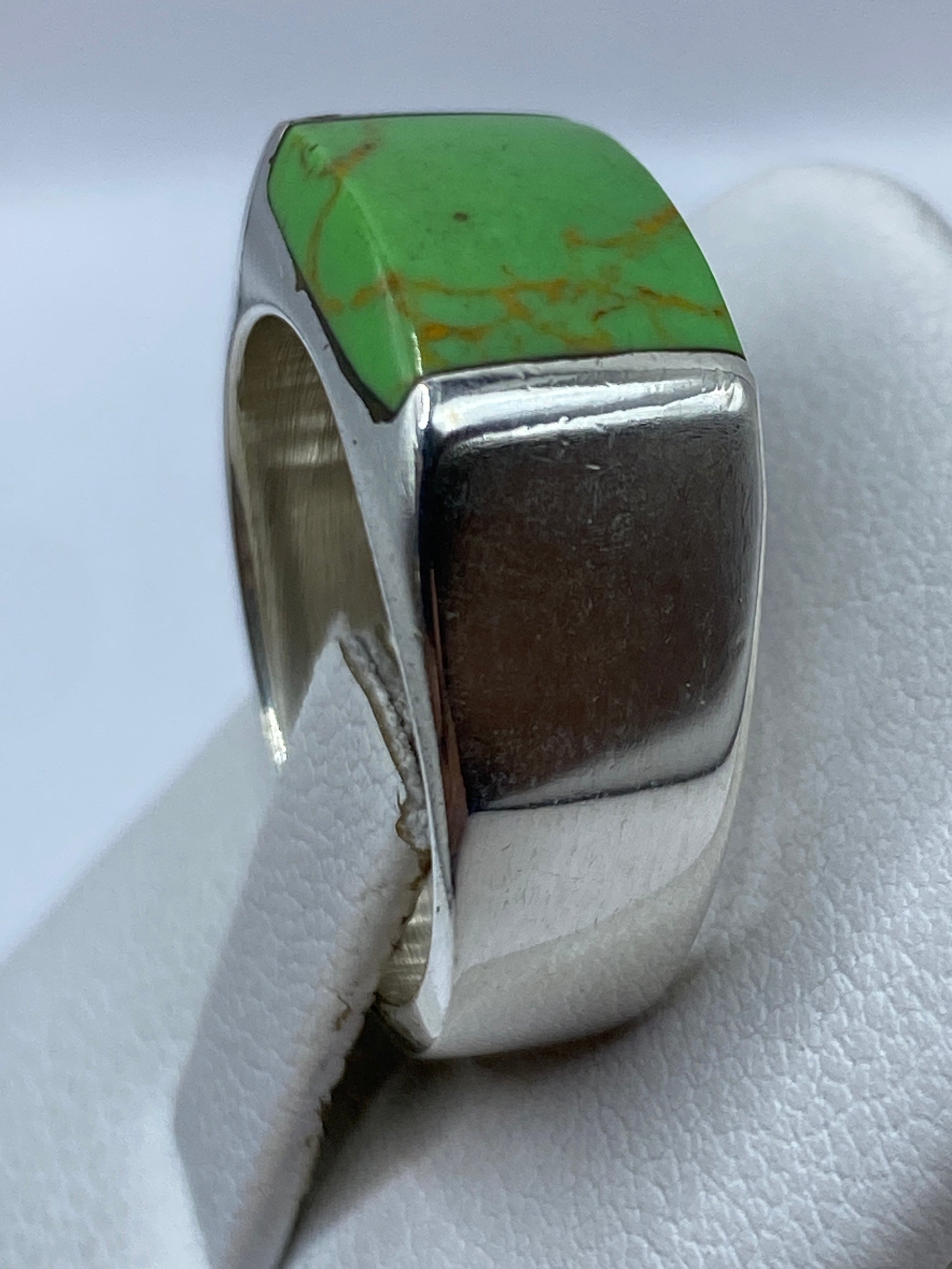 Anillo en la mano mostrando el diseño sólido y la proporción de la piedra