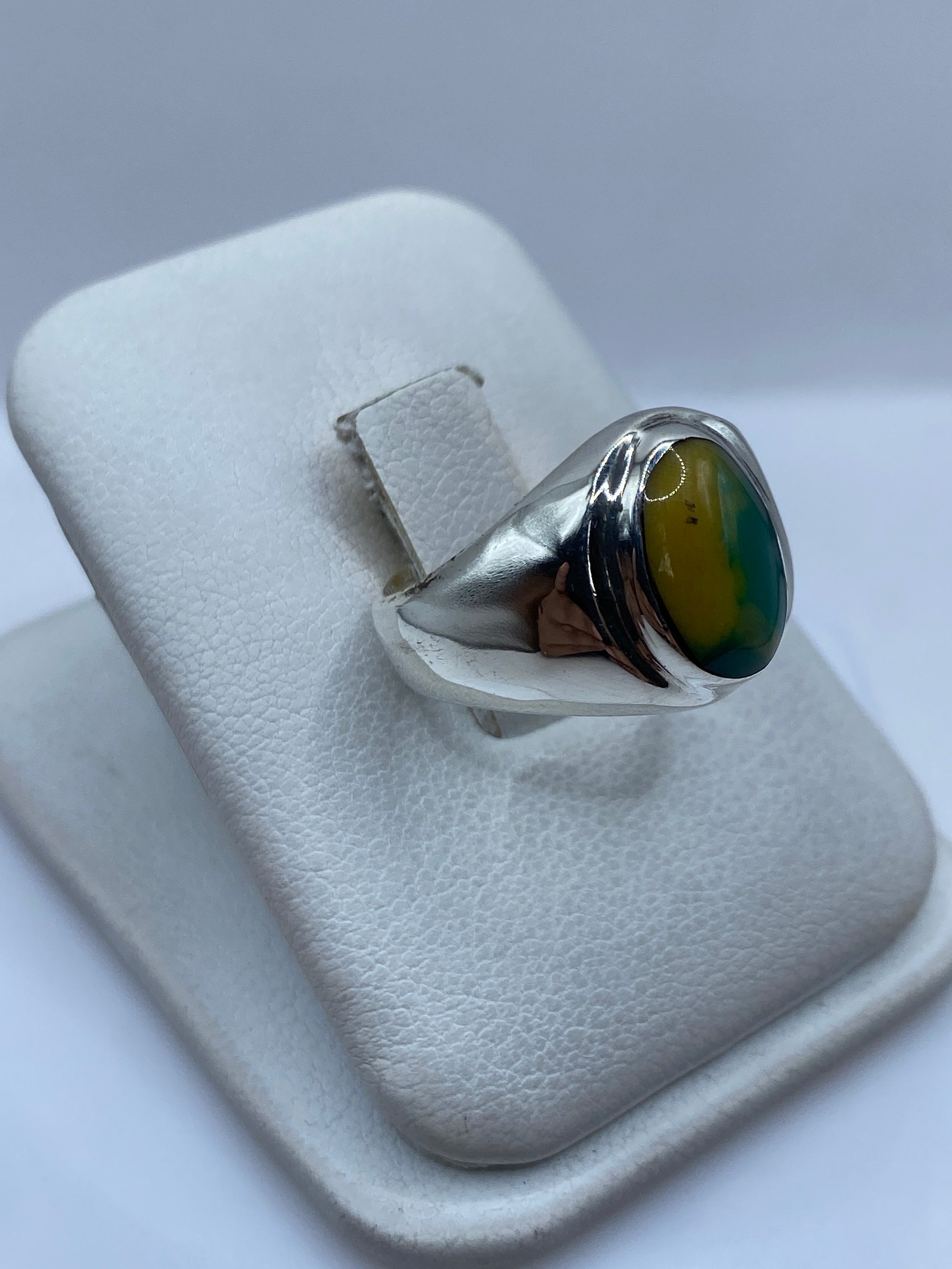 Anillo de plata Taxco con piedra amarilla, vista lateral mostrando el peso y solidez