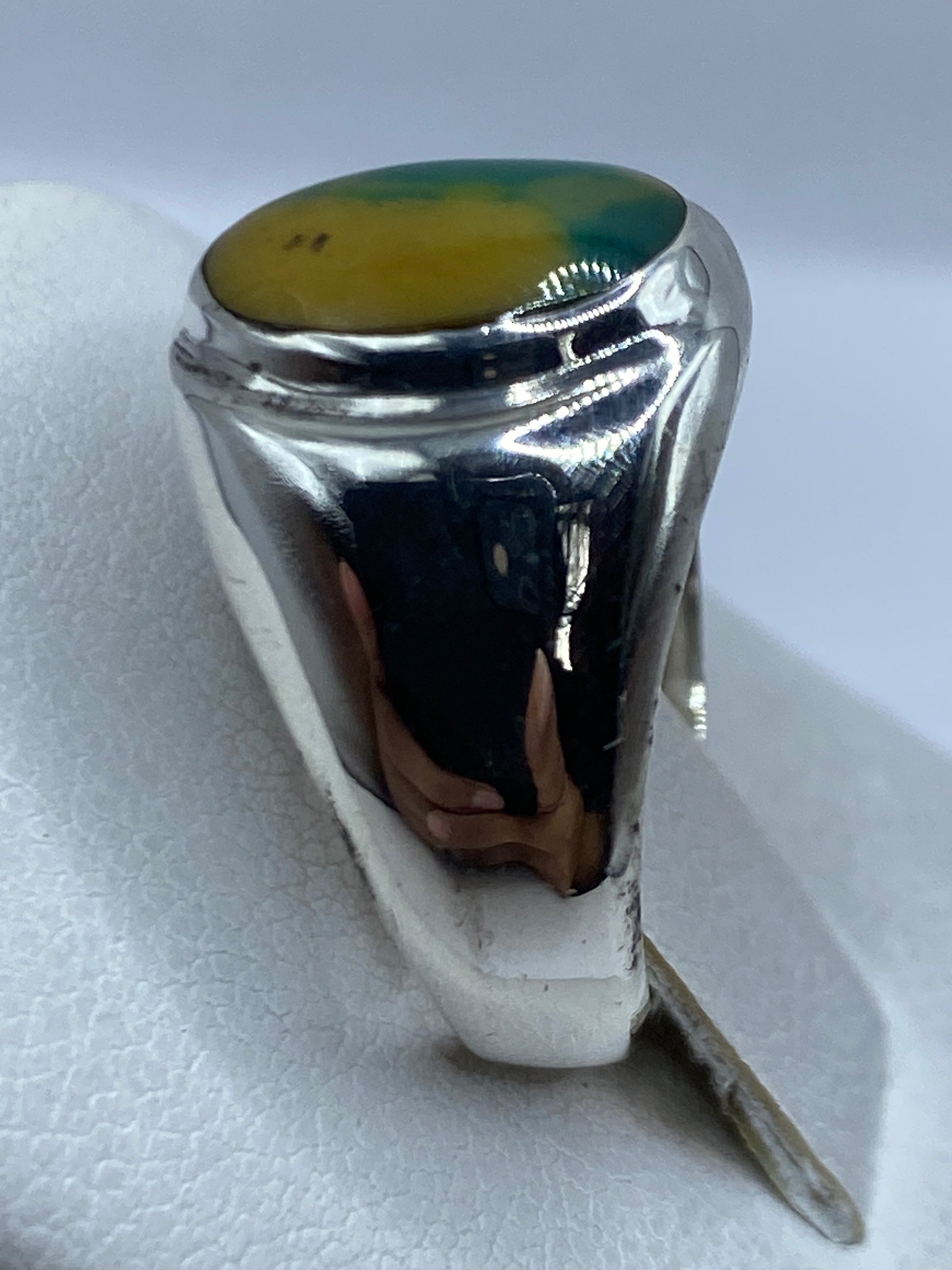 Detalle cercano del engaste a mano y la piedra amarilla brillante
