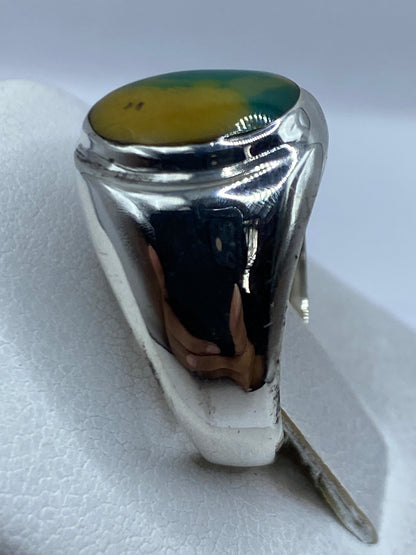 Detalle cercano del engaste a mano y la piedra amarilla brillante
