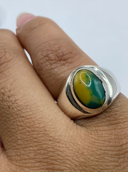 Anillo en dedo mostrando cómo luce la piedra amarilla con luz natural