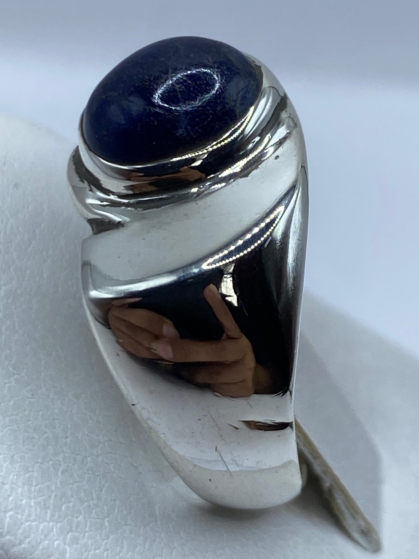 Detalle del engaste a mano y la piedra azul brillante en primer plano