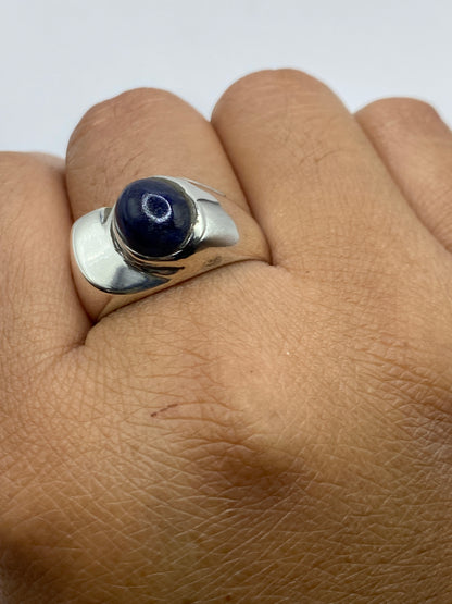 Anillo puesto en dedo mostrando el acabado pulido y la proporción de la piedra