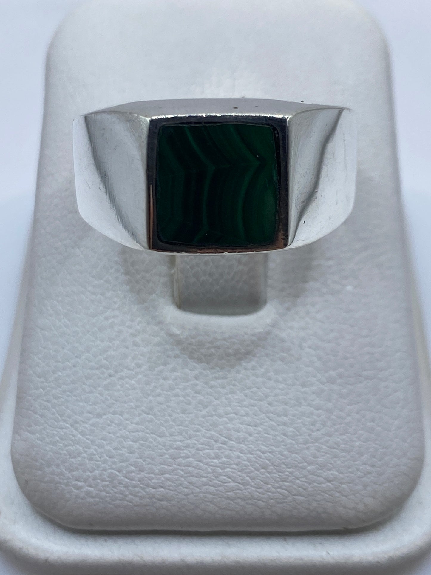 Anillo de plata .925 con malaquita verde rectangular engastada a mano, vista frontal en dedo