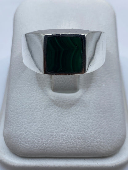 Anillo de plata .925 con malaquita verde rectangular engastada a mano, vista frontal en dedo