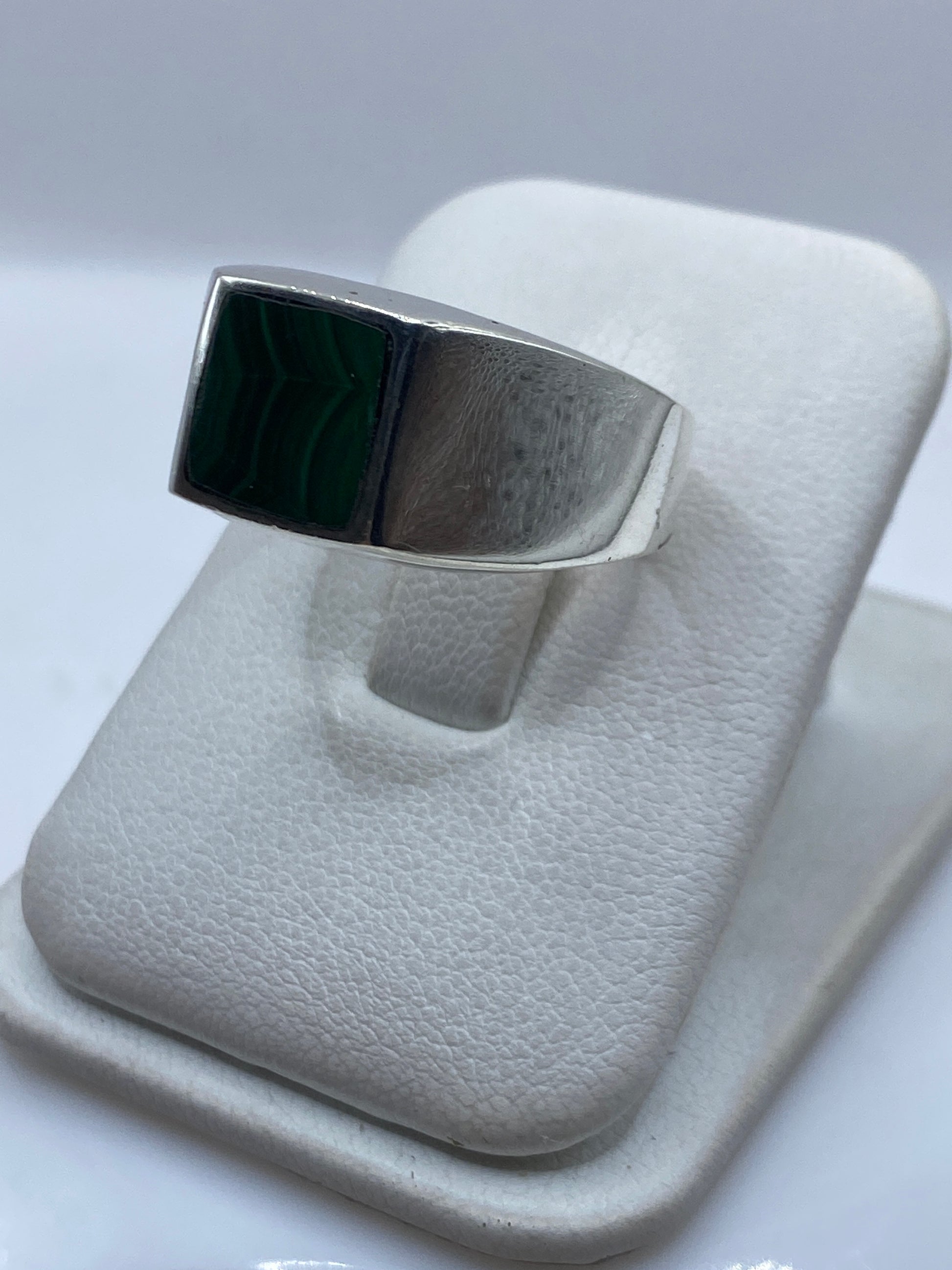 Vista lateral del anillo de plata satinada con malaquita verde natural