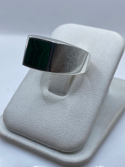 Vista lateral del anillo de plata satinada con malaquita verde natural