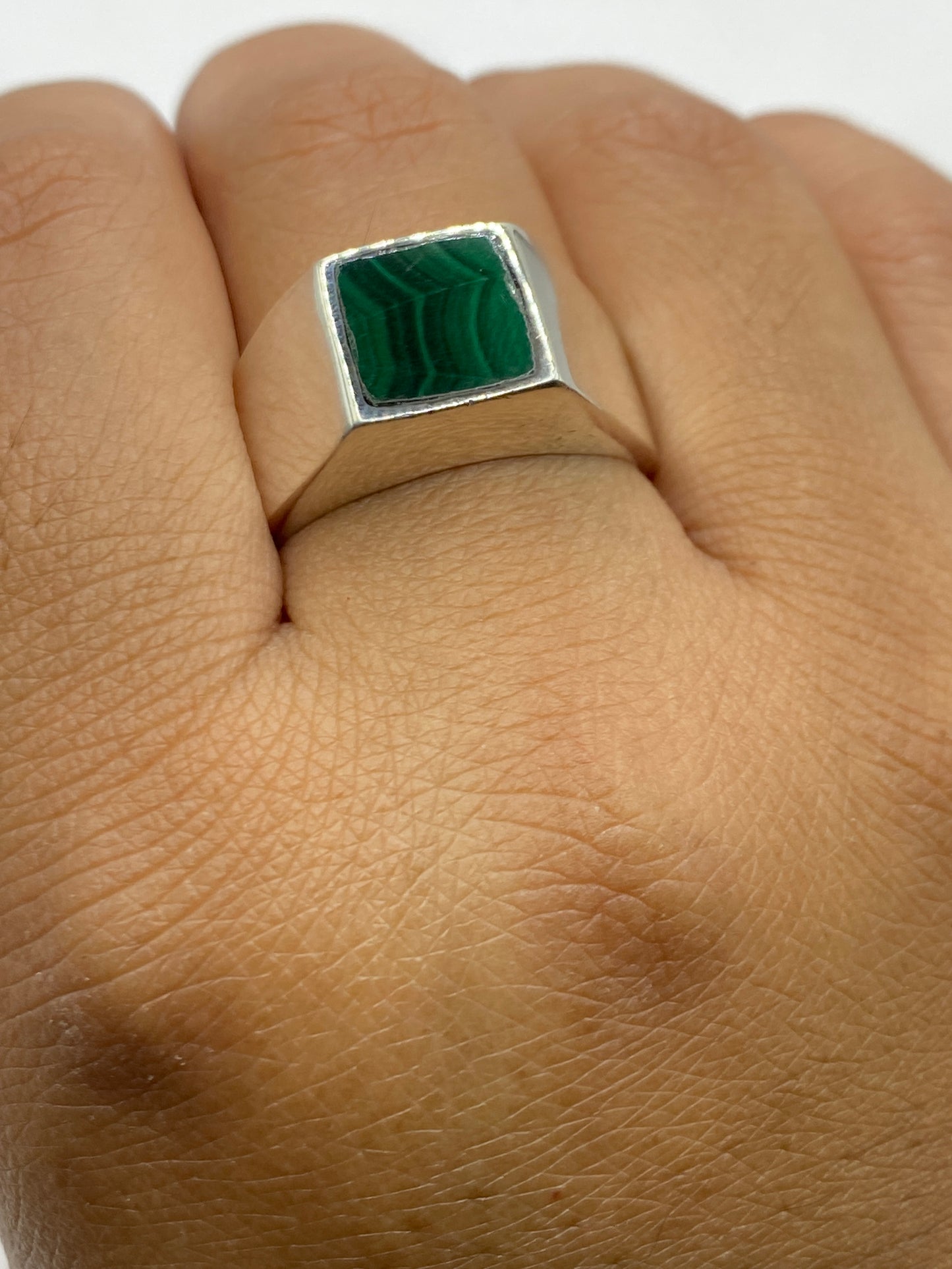 Anillo sobre fondo blanco mostrando el sello .925 en el interior