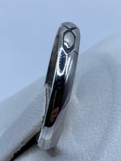Anillo de plata minimalista puesto en dedo de mujer con acabado pulido