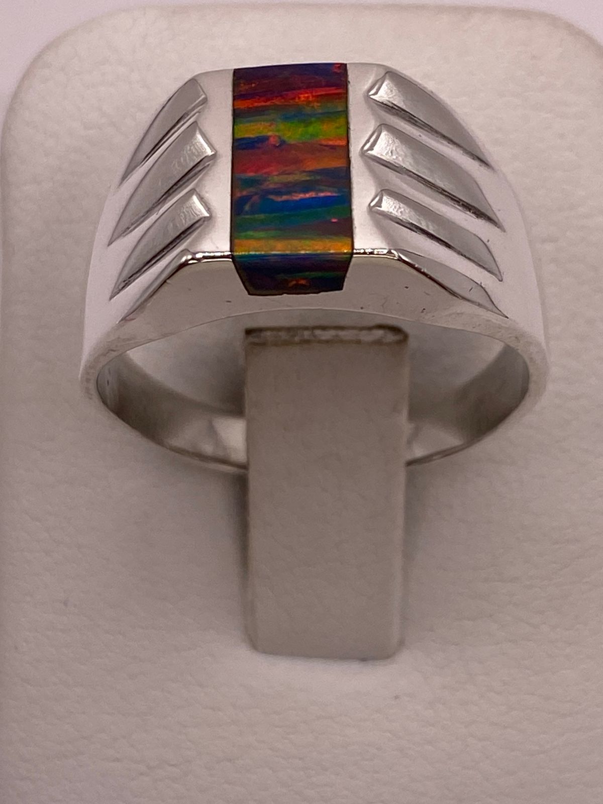 Anillo Tipo Sello Plata Ley 925 con Incrustación Vertical de Ópalo de Fuego y Diseño en Laterales