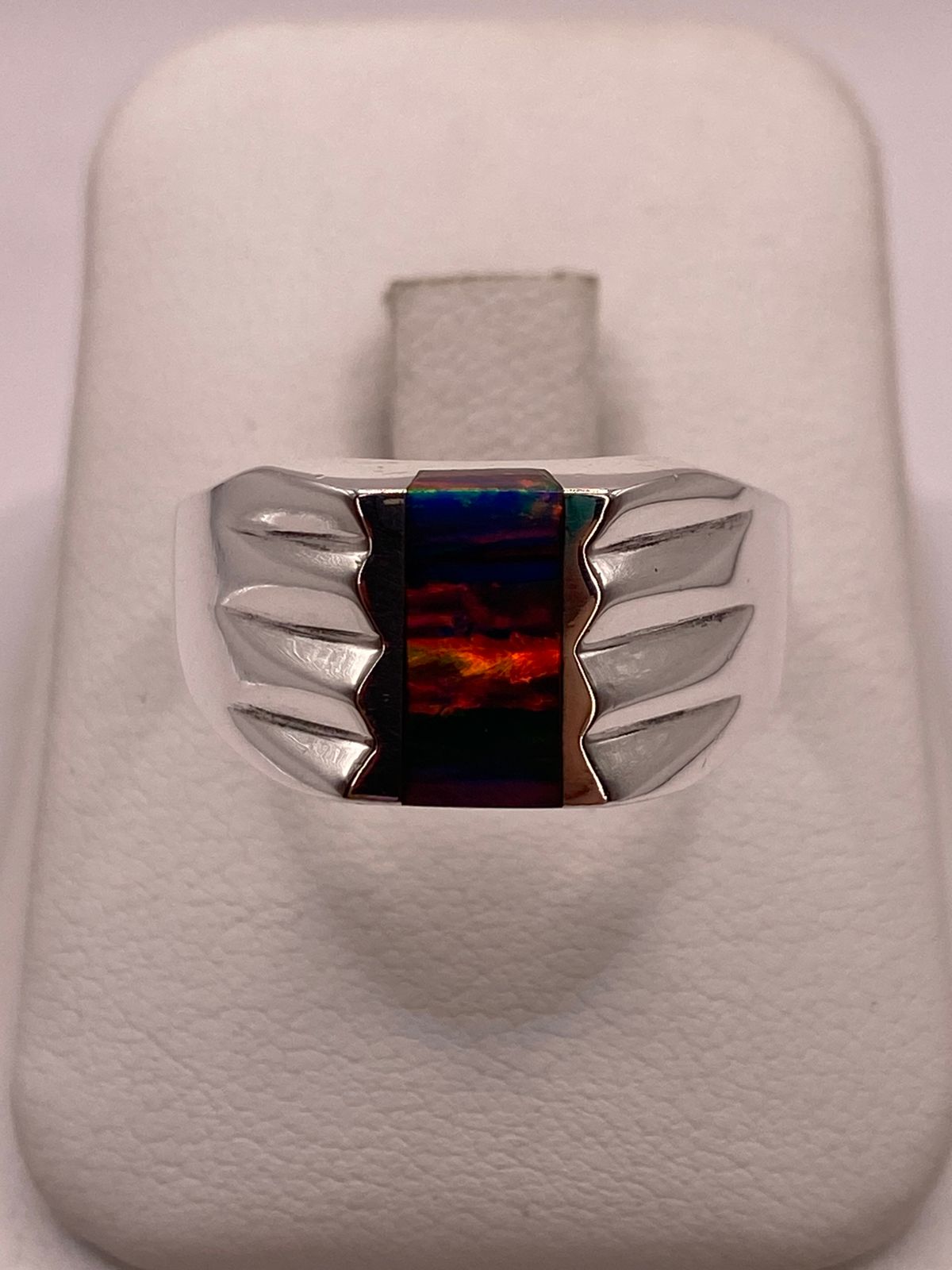 Anillo Tipo Sello Plata Ley 925 con Incrustación Vertical de Ópalo de Fuego y Diseño en Laterales