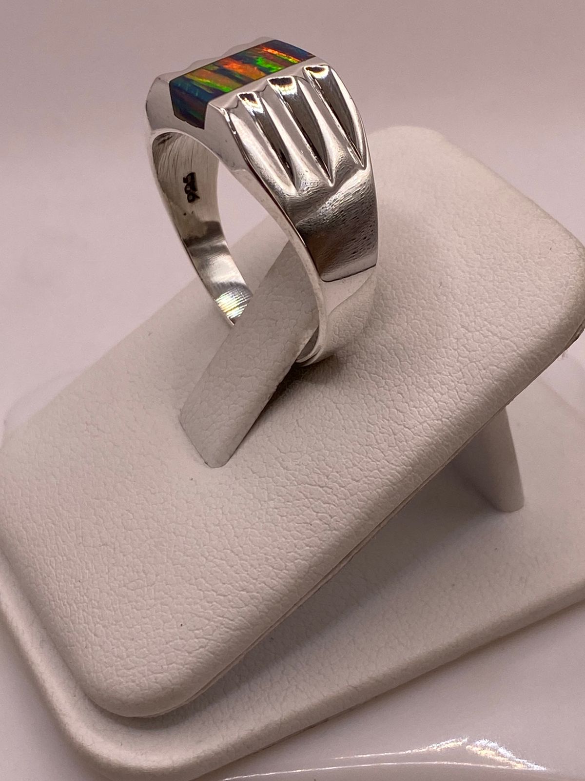 Anillo Tipo Sello Plata Ley 925 con Incrustación Vertical de Ópalo de Fuego y Diseño en Laterales