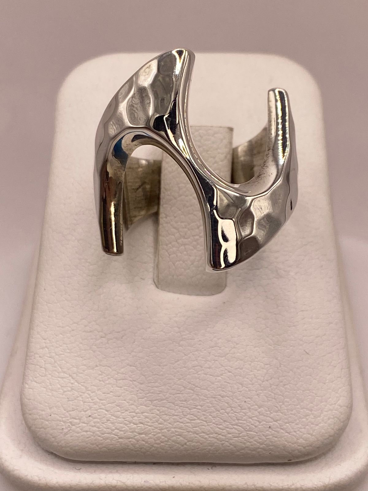 Anillo Abierto Martillado Diseño Curvo en Plata .925
