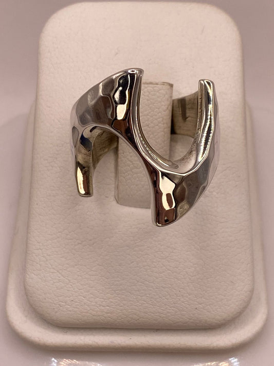 Anillo Abierto Martillado Diseño Curvo en Plata .925
