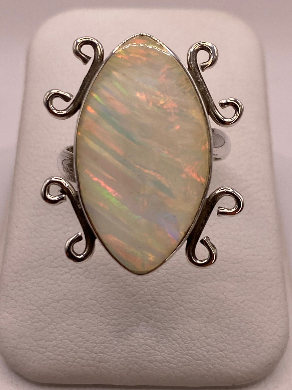 Anillo Ajustable Contemporáneo con Ópalo de Fuego en Plata .925