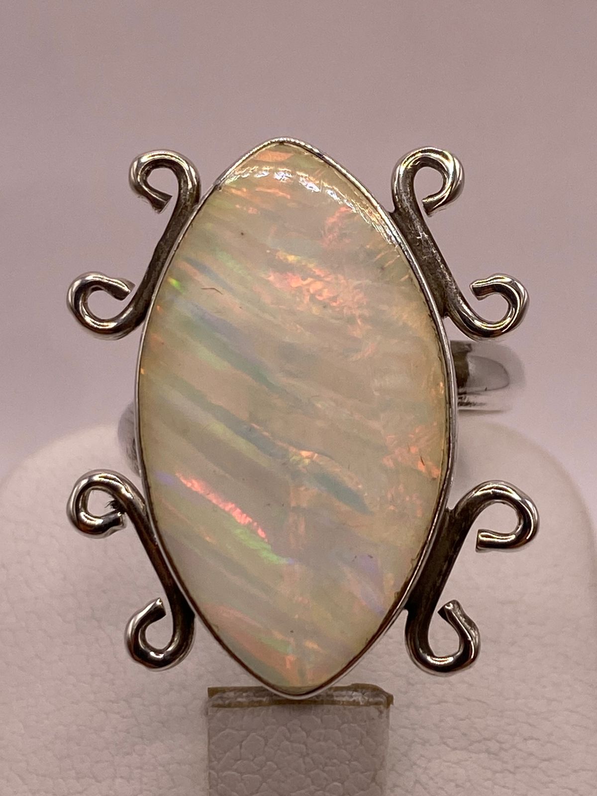 Anillo Ajustable Contemporáneo con Ópalo de Fuego en Plata .925