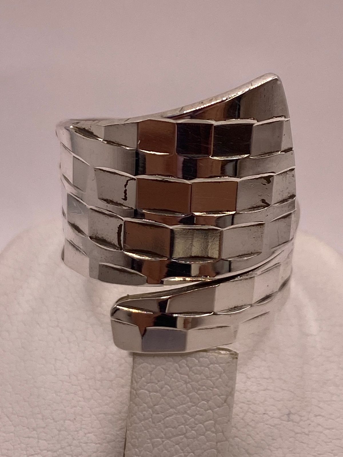 Anillo Ajustable Facetado con Forma Envolvente en Plata .925