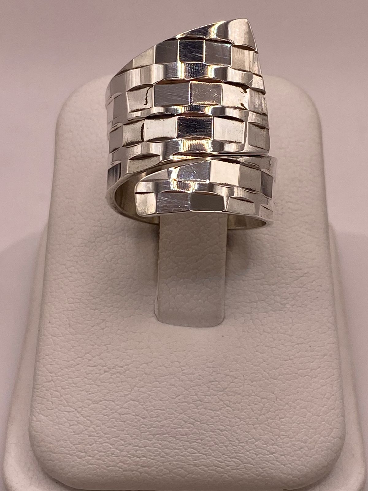 Anillo Ajustable Facetado con Forma Envolvente en Plata .925