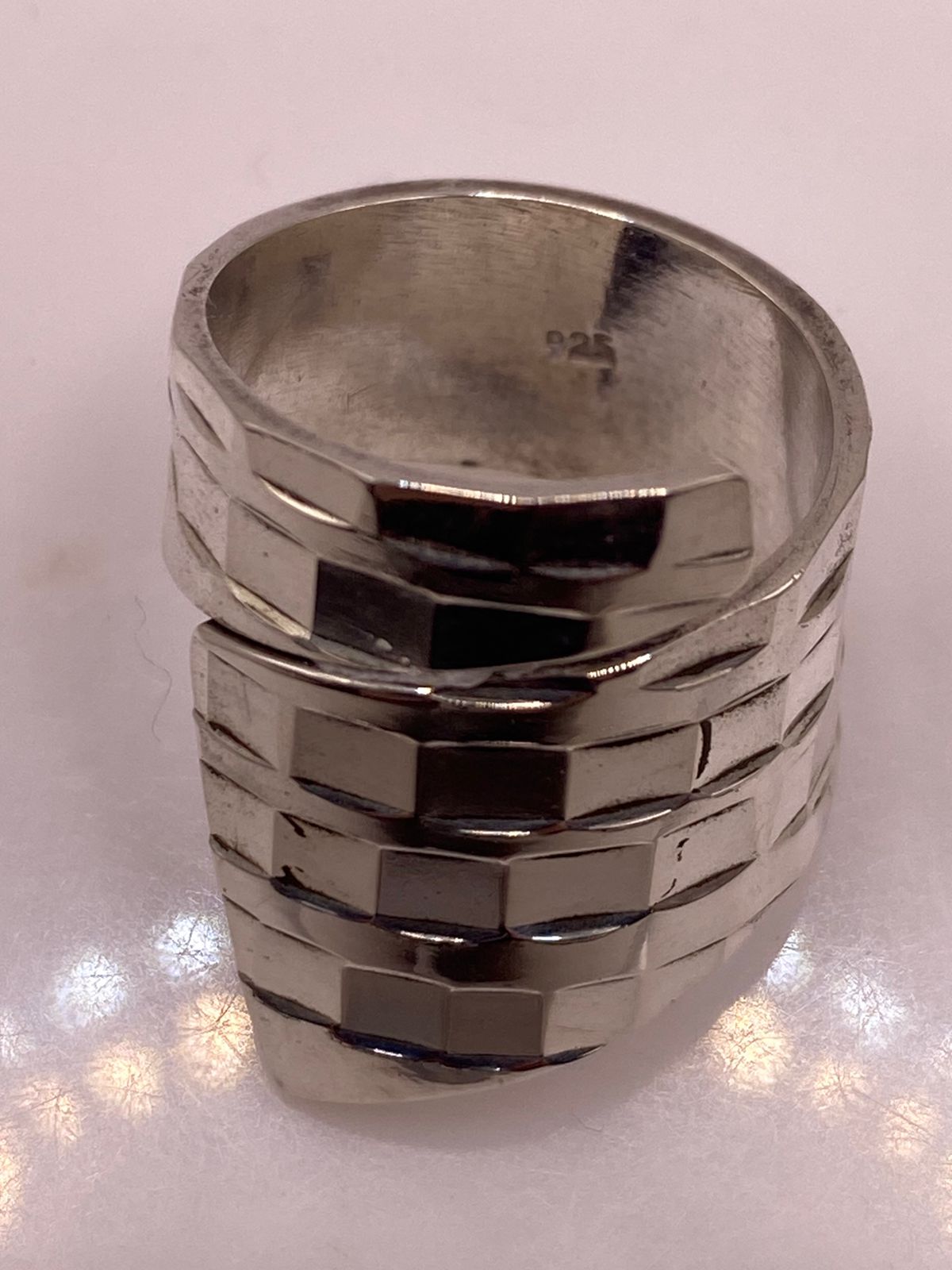 Anillo Ajustable Facetado con Forma Envolvente en Plata .925