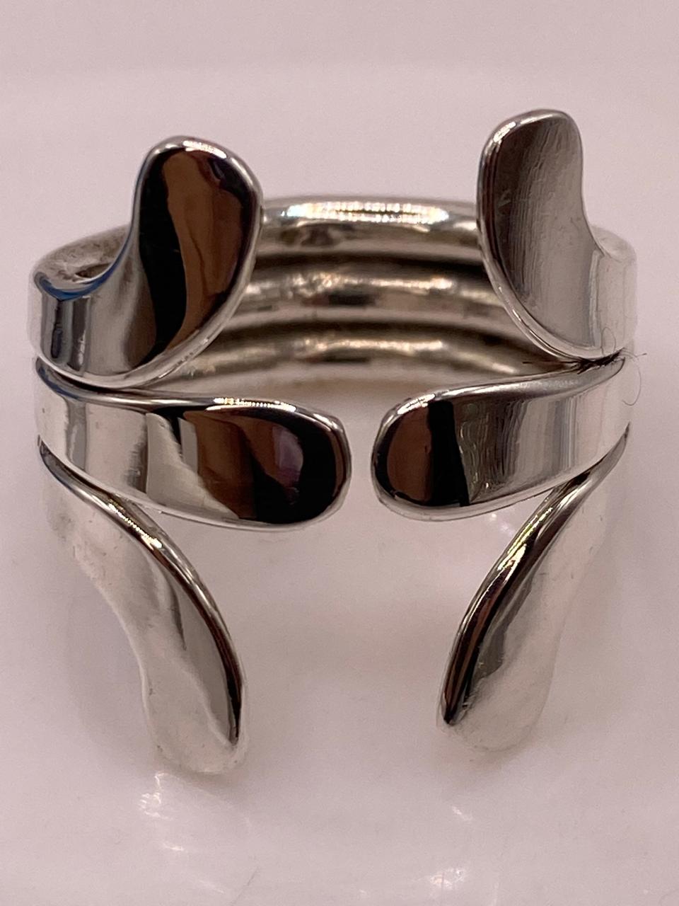 Anillo Ajustable de Plata .925 con Diseño Moderno de Puntas Curvas