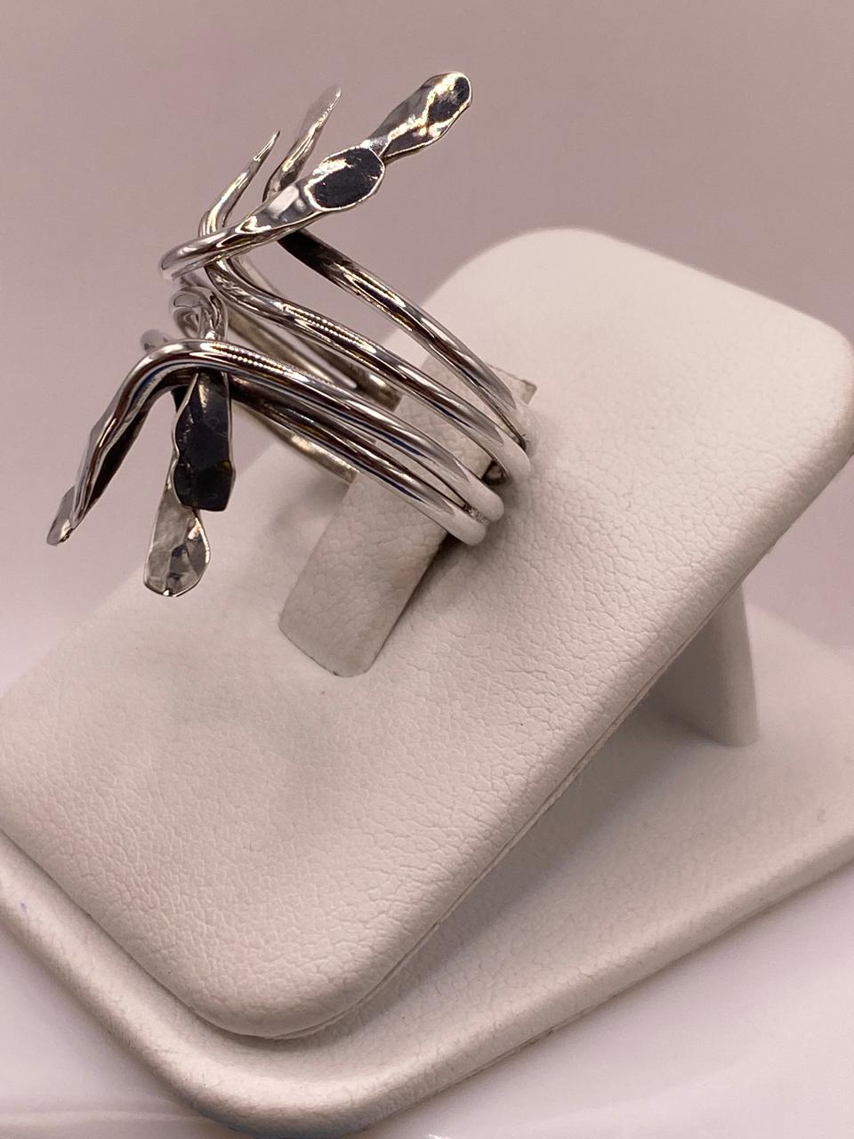 Anillo Ajustable de Plata .925 con Diseño Orgánico Escultural y Acabado Martillado