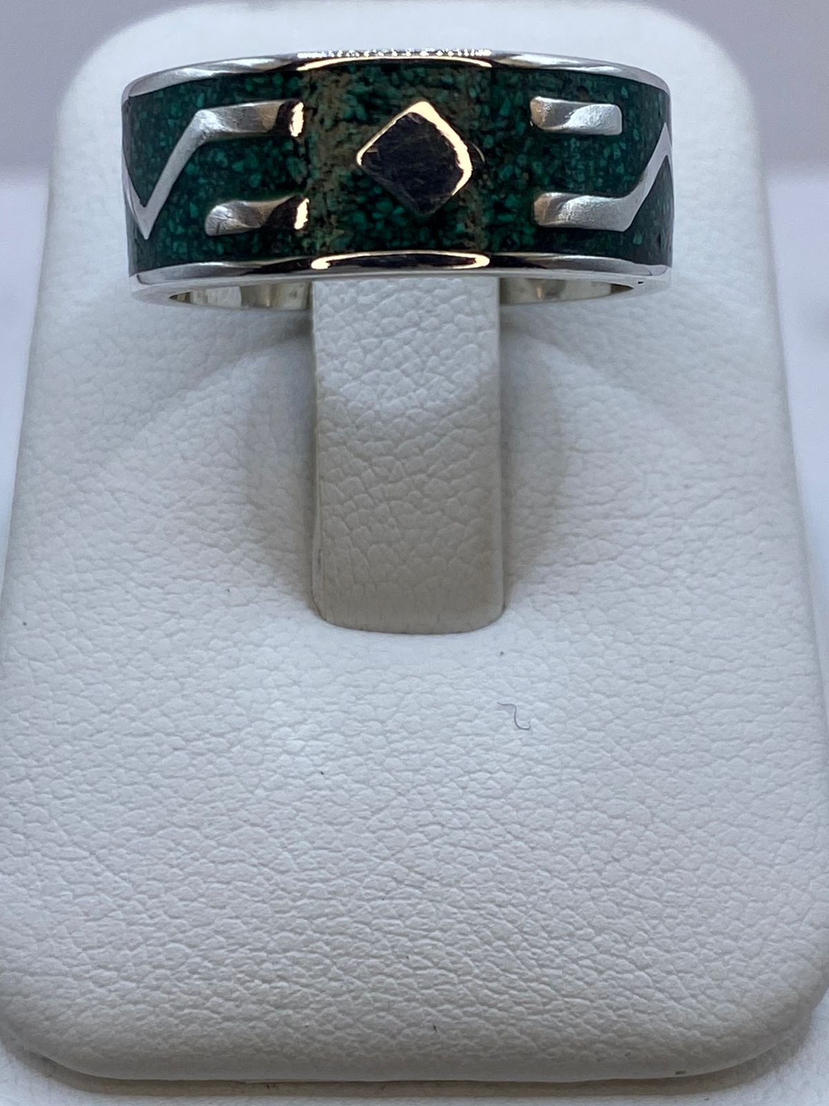 Anillo Ancho de Malaquita con Diseño Geométrico en Plata .925