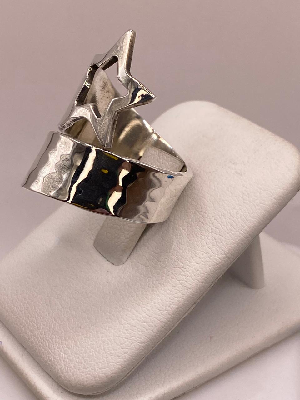 Anillo Artesanal Ajustable en Plata con Estrella Calada y Textura Martillada