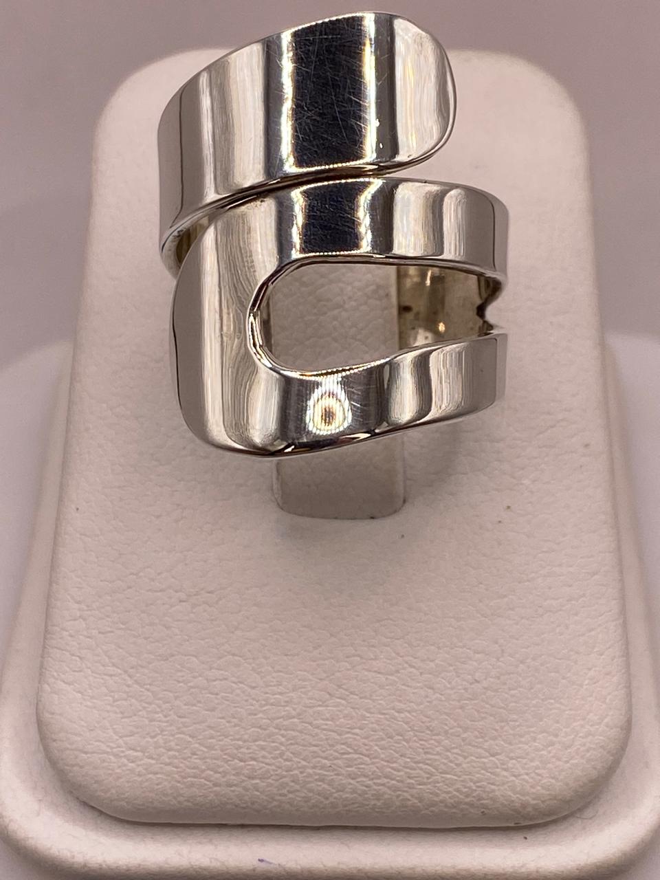 Anillo Artesanal Ajustable en Plata con Diseño Envolvente Asimétrico