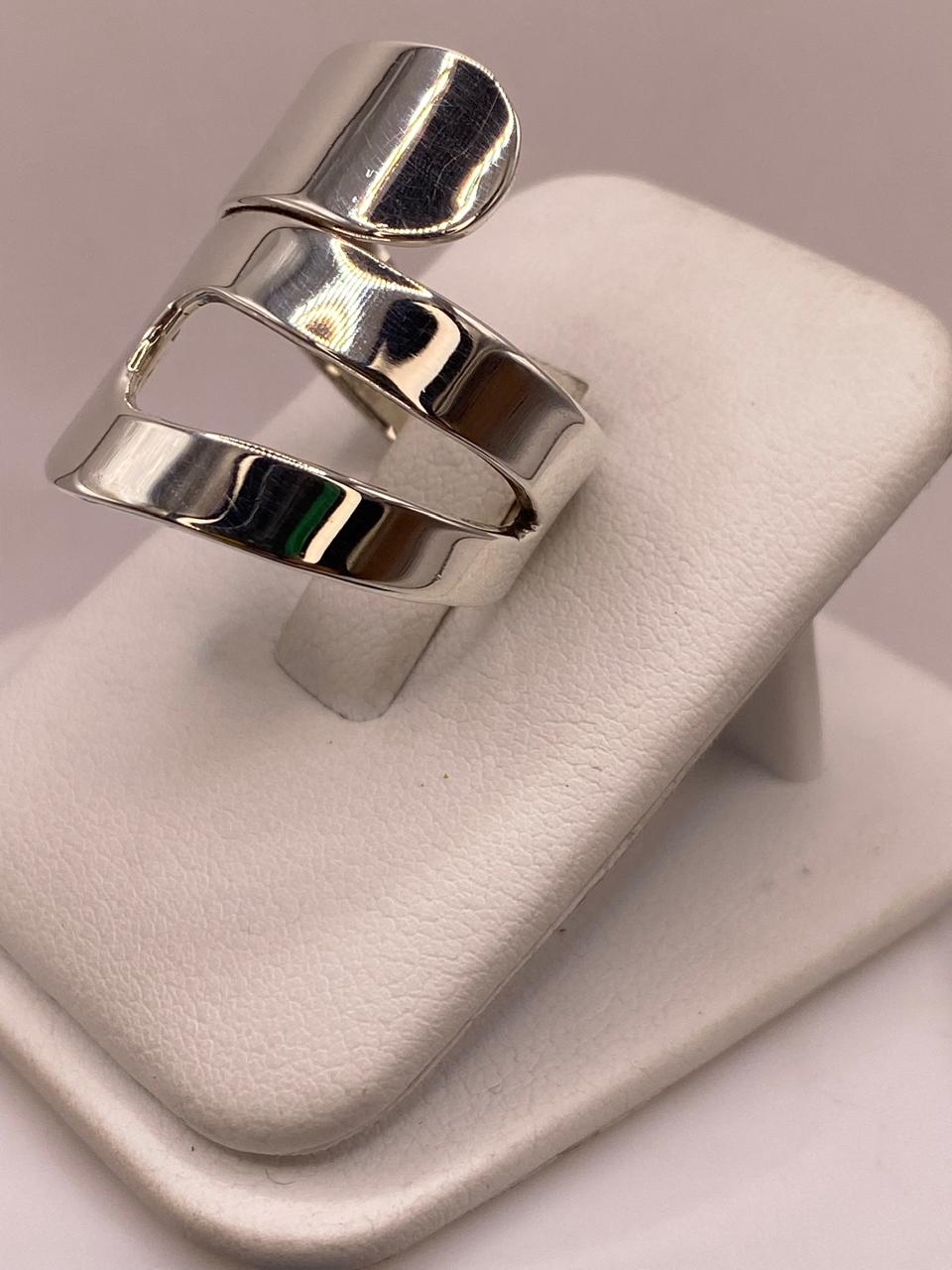 Anillo Artesanal Ajustable en Plata con Diseño Envolvente Asimétrico
