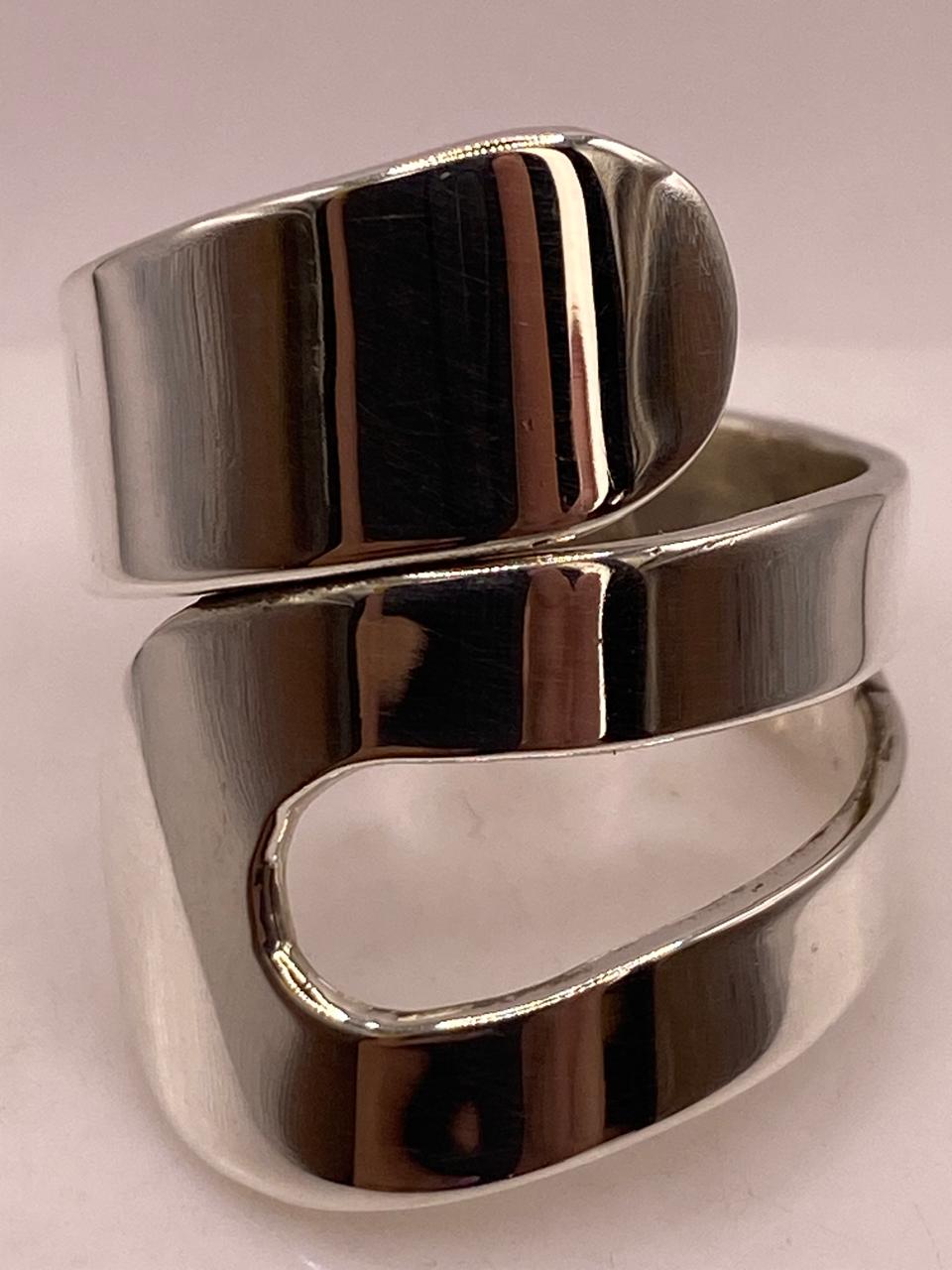 Anillo Artesanal Ajustable en Plata con Diseño Envolvente Asimétrico