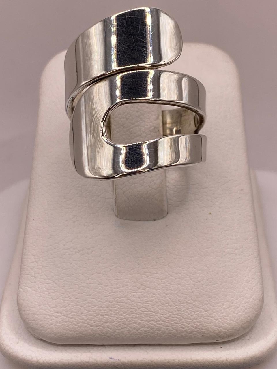 Anillo Artesanal Ajustable en Plata con Diseño Envolvente Asimétrico
