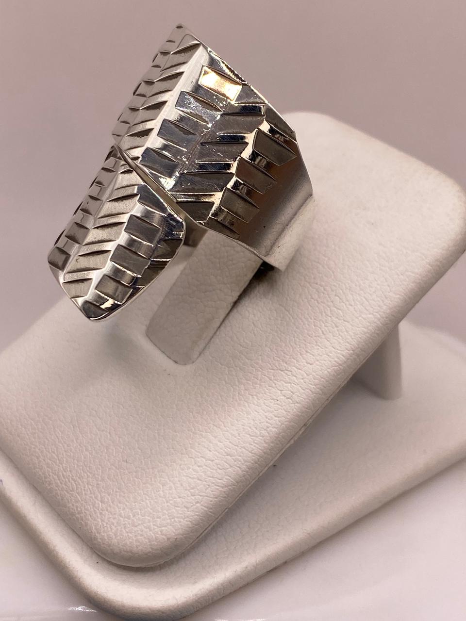 Anillo Artesanal Ajustable en Plata con Diseño Geométrico Texturizado