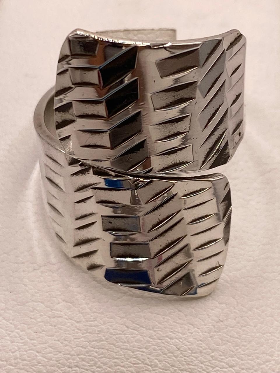 Anillo Artesanal Ajustable en Plata con Diseño Geométrico Texturizado